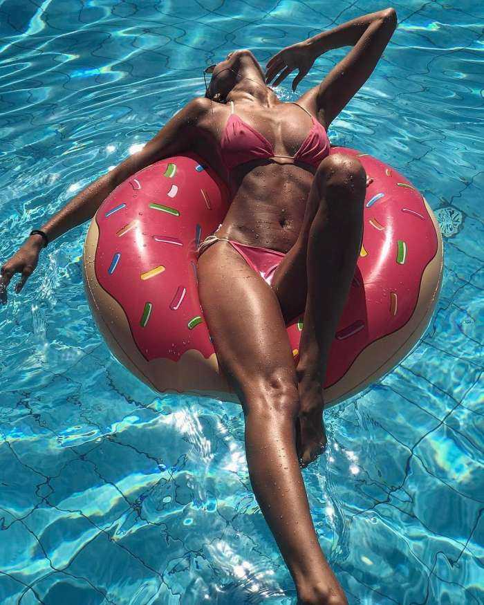 Леди в красном на фото