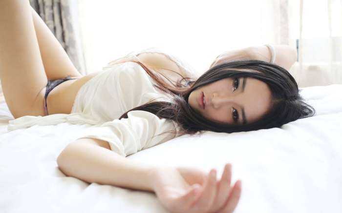 Китайские девушки в постели на фото