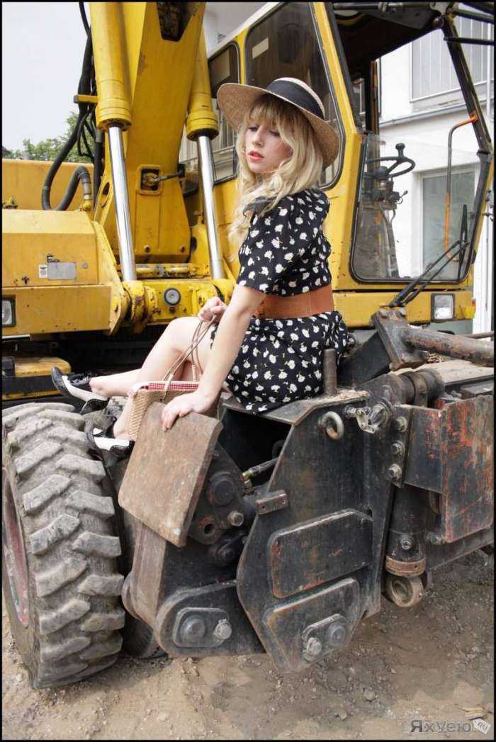 Девушки на тракторе на фото