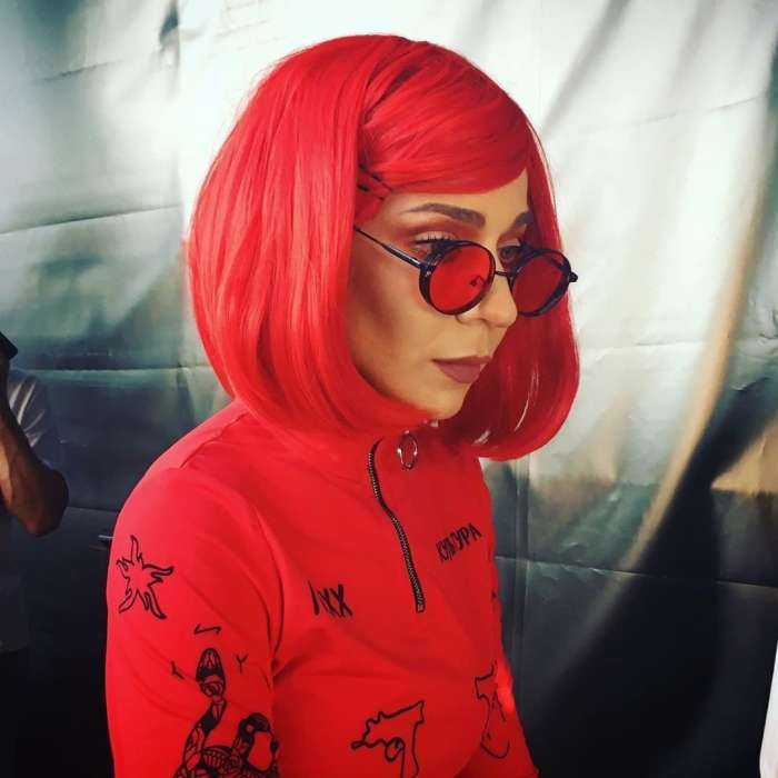 Леди в красном на фото