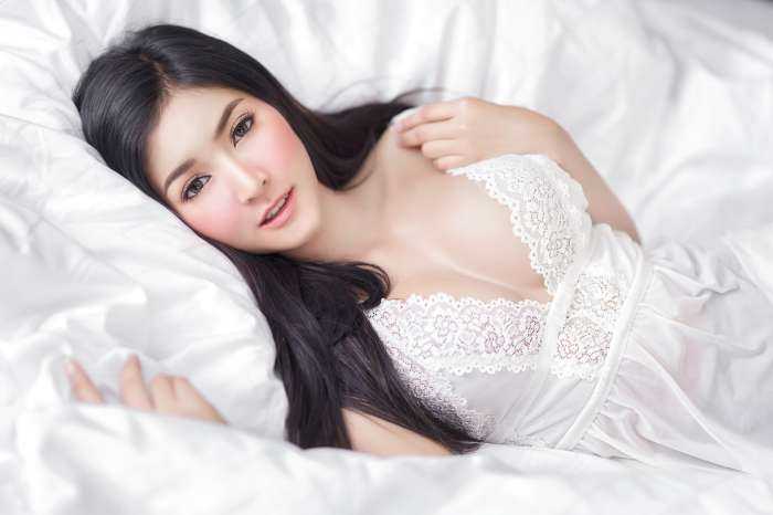 Китайские девушки в постели на фото