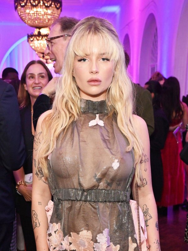 Лотти Мосс в просвечивающем платье засветила грудь