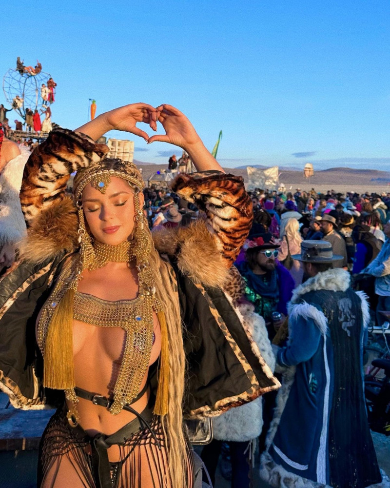 Деми Роуз голая на фотографиях