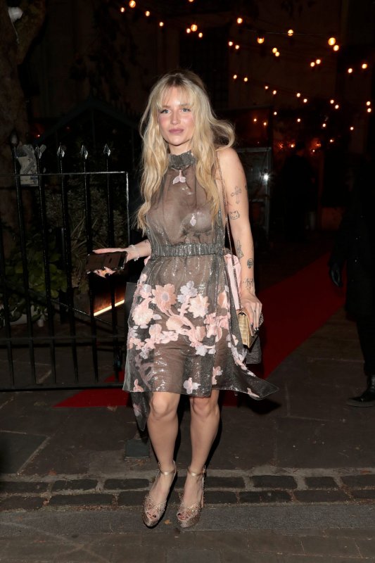 Лотти Мосс в просвечивающем платье засветила грудь