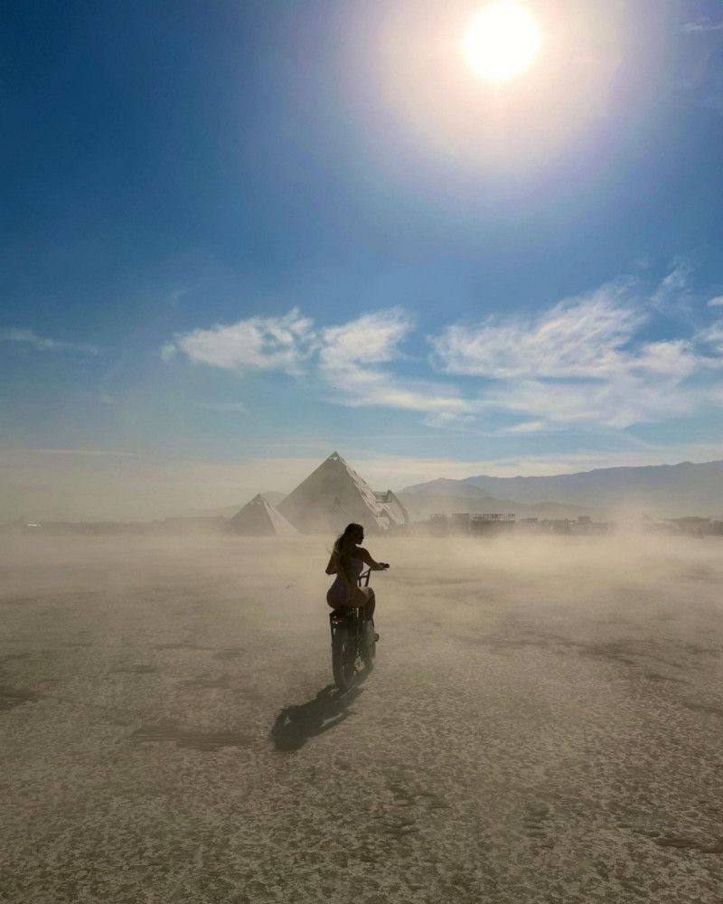 Деми Роуз голая на фотографиях