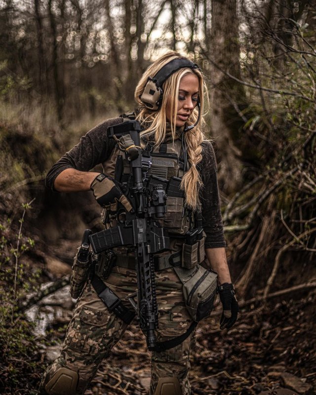 Кайндли Майерс на откровенных фото