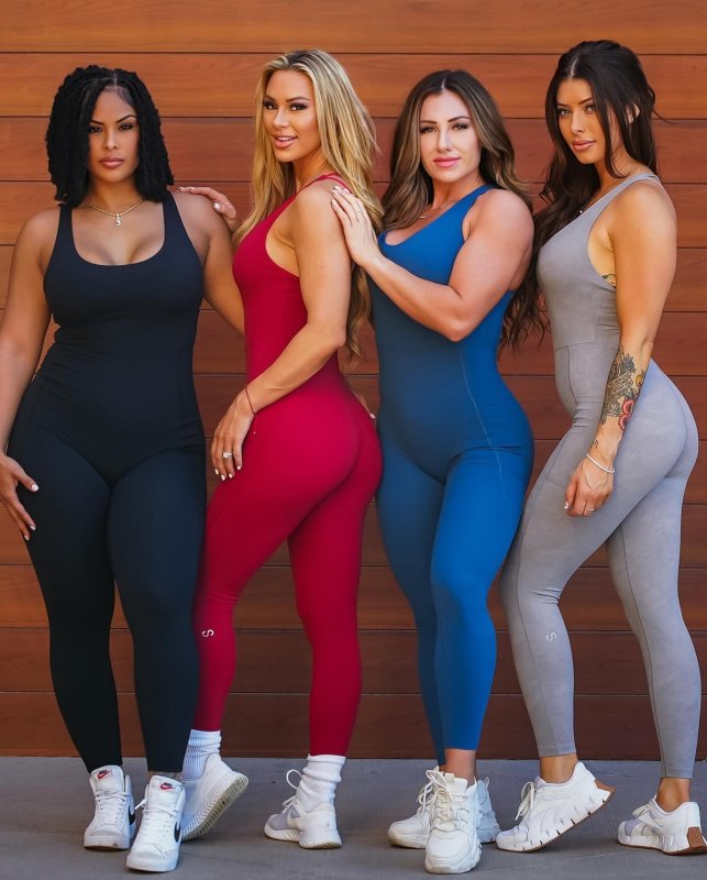 Кайндли Майерс на откровенных фото