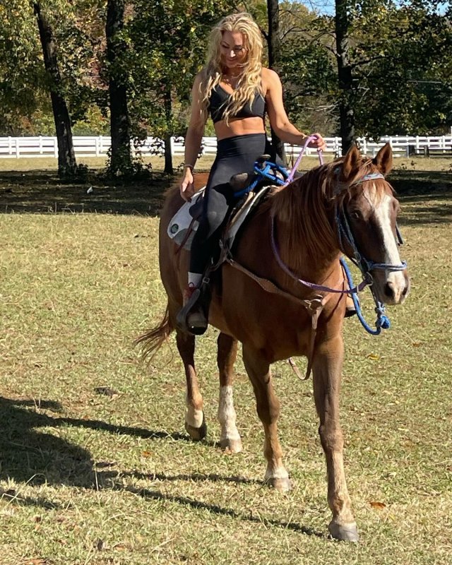 Кайндли Майерс на откровенных фото